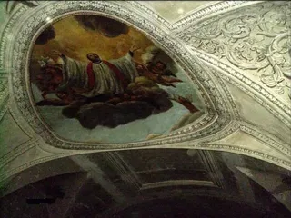 Volta decorata a stucco con l'affresco di un santo in gloria tra gli angeli.