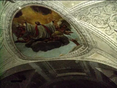 Volta decorata a stucco con l'affresco di un santo in gloria tra gli angeli.
