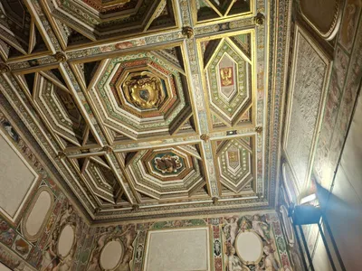 Il soffitto a cassettoni dorati con lo stemma del cardinale Ippolito d'Este.