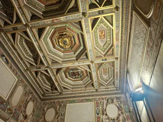 Il soffitto a cassettoni dorati con lo stemma del cardinale Ippolito d'Este.
