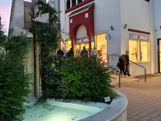 Una fontana tra le vie dell'outlet al tramonto